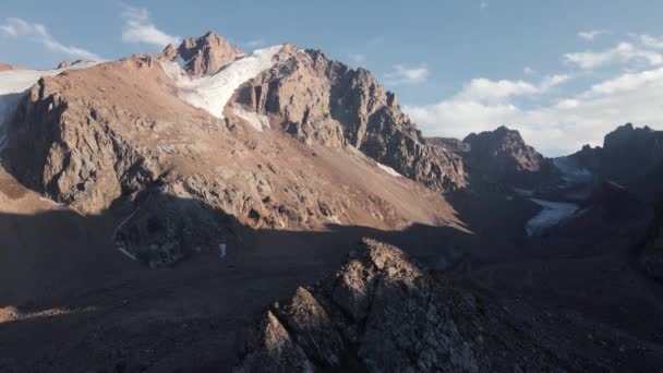 Воздушный Беспилотный Ландшафт Раскрывает Снимок Снежной Вершины Льдом Горной Долине — стоковое видео