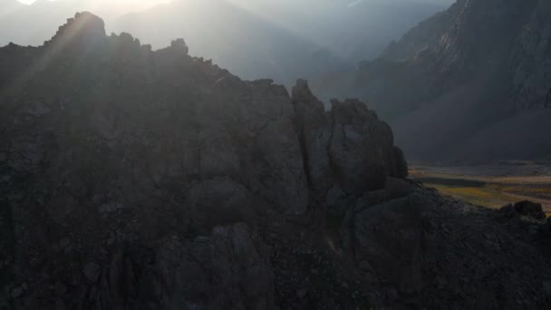 Drohnenlandschaft Zeigt Aufnahme Von Felswand Und Glühender Sonne Der Nähe — Stockvideo
