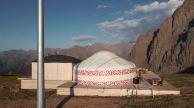 Kazakistan 'ın Almaty kentindeki Shymnulak dağ merkezindeki Yurt Göçebe Ev Oteli' nin insansız hava aracı görüntüleri.