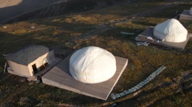 Kazakistan 'ın Almaty kentindeki Shymnulak dağ merkezindeki Yurt Göçebe Ev Oteli' nin insansız hava aracı görüntüleri.