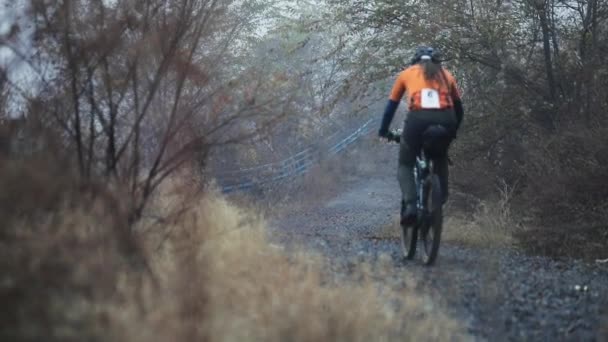 카자흐스탄 알마티의 안개낀 계곡의 오렌지 색옷을 자전거를 스포츠 자전거 Mtb — 비디오