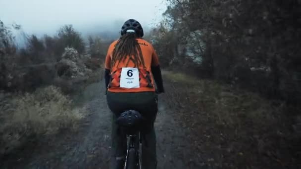 카자흐스탄 알마티의 안개낀 계곡의 오렌지 색옷을 자전거를 스포츠 자전거 Mtb — 비디오