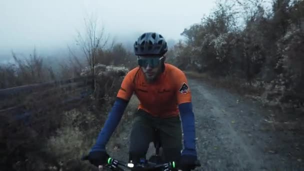 Férfi Raszta Szakáll Lovagolni Mountain Bike Narancssárga Mez Őszi Dombon — Stock videók