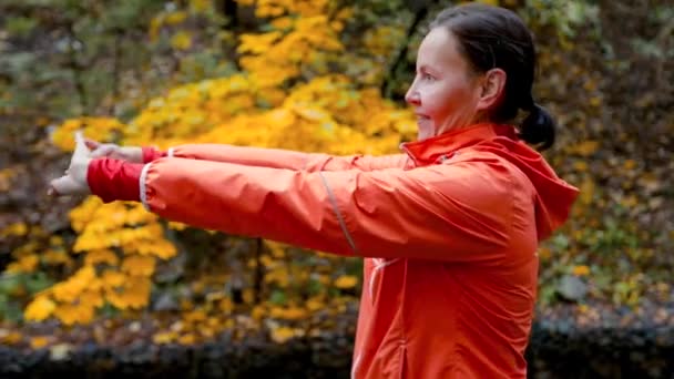 Turuncu Ceketli Koşucu Kadın Sonbahar Zamanı Şehir Parkında Sarı Yapraklı Telifsiz Stok Çekim