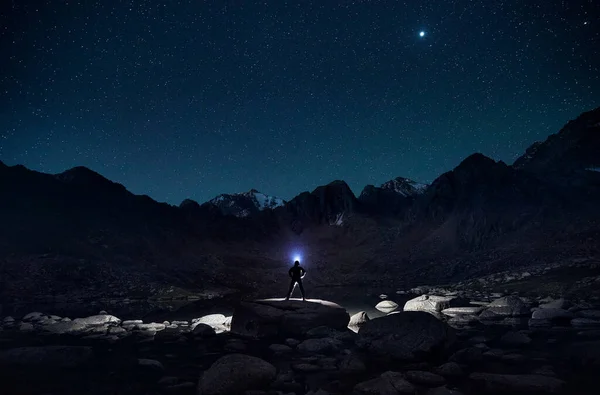 Uomo Turistico Silhouette Con Fascio Luminoso Fari Vicino Lago Montagna — Foto Stock