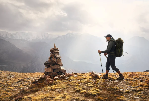 Tepenin Tepesinde Siluette Büyük Sırt Çantalı Gezgin Adam Dağ Vadisinde — Stok fotoğraf