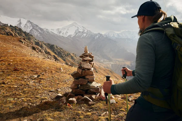 Uomo Escursionista Turista Con Grande Zaino Silhouette Sulla Collina Contro — Foto Stock