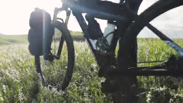 Man Ride Mountain Bike Tourist Bags Green Hill Meadow Beautiful — Αρχείο Βίντεο