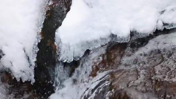 Corriente Río Agua Azul Entre Piedras Con Nieve Hielo Las — Vídeo de stock