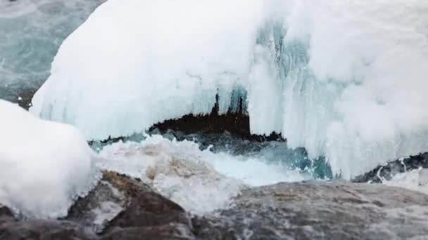 Blaues Wasser Zwischen Steinen Mit Schnee Und Eis Den Bergen — Stockvideo
