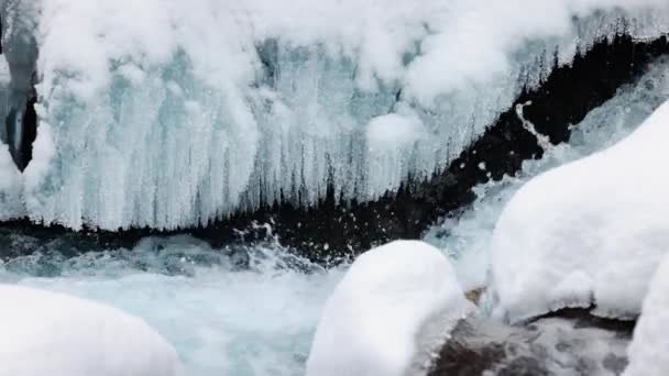 Blaues Wasser Zwischen Steinen Mit Schnee Und Eis Den Bergen — Stockvideo
