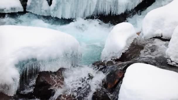 Modrá Voda Řeka Potok Mezi Kameny Sněhem Ledem Horách Zimě — Stock video