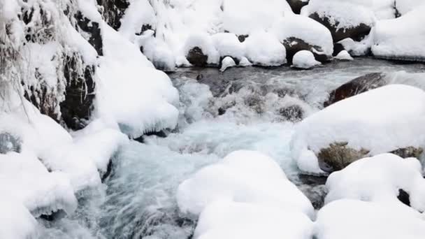 Голубая Вода Река Поток Между Камнями Снег Лед Горах Зимнее — стоковое видео