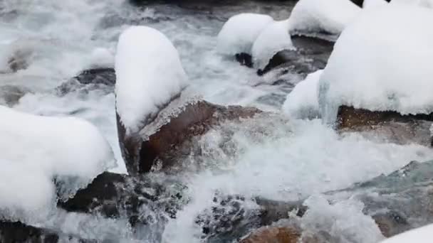 Γαλάζια Νερά Ποτάμι Ρεύμα Μεταξύ Πέτρες Χιόνι Και Πάγο Στα — Αρχείο Βίντεο