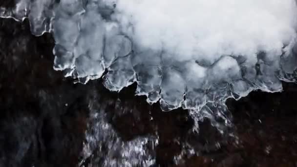 Modrá Voda Řeka Potok Mezi Texturou Led Sněhem Led Horách — Stock video
