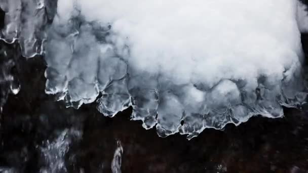 Blaues Wasser Fluss Zwischen Textur Eis Mit Schnee Und Eis — Stockvideo