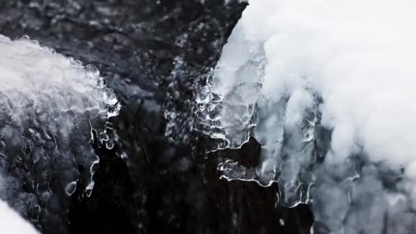 Fluxo Água Azul Rio Entre Textura Gelo Wih Neve Gelo — Vídeo de Stock