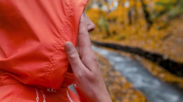 城市公园里穿着橙色外套 头罩跑步的女跑步者 黄色的树叶 枫树和湖水 健康的生活方式 — 图库视频影像