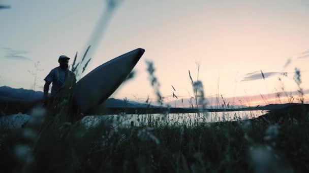 Homme Barbu Silhouette Tenant Pagaie Planche Sup Près Lac Coucher — Video