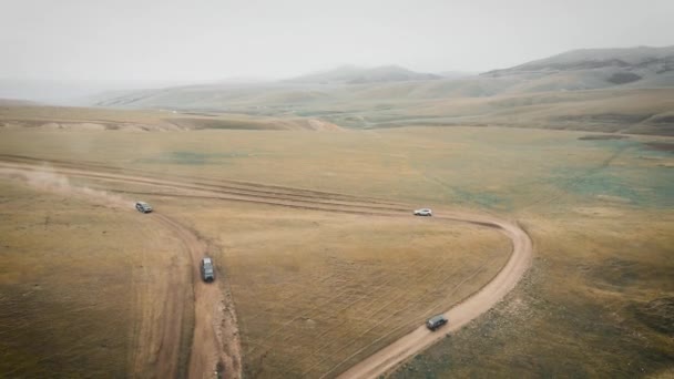 Luchtfoto Road Auto Rijden Langs Grindweg Bergen Van Centraal Azië — Stockvideo