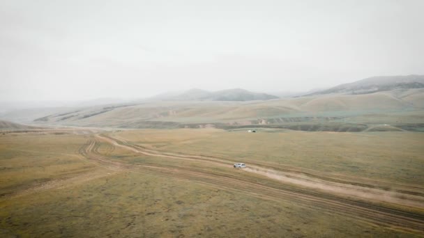 Luchtfoto Road Auto Rijden Langs Grindweg Bergen Van Centraal Azië — Stockvideo
