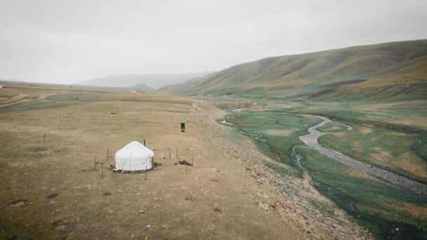 Luchtfoto Witte Yurt Nomadenhuis Bergen Bij Rivier Centraal Azië Assy — Stockvideo