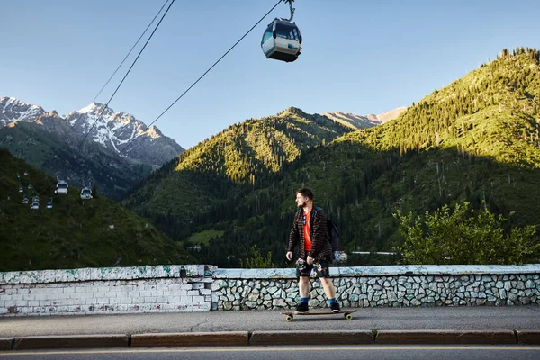 Barba Uomo Skater Giro Sulla Strada Montagna Sul Suo Longboard — Foto Stock