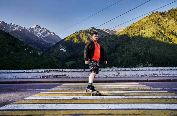 Skäggig Man Skater Rida Berget Vägen Sin Longboard Medeo Dum — Stockfoto
