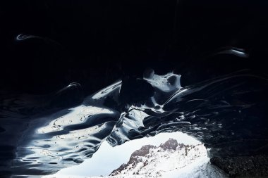 Mavi buz mağarasının güzel manzarası ve Kazakistan, Almaty 'de karla kaplı dağlar.