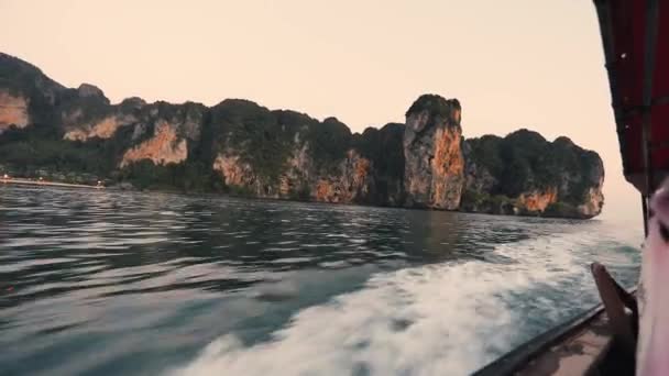 타이안다만 섬들을 속도로 달리는 꽁지깃 크루즈 — 비디오