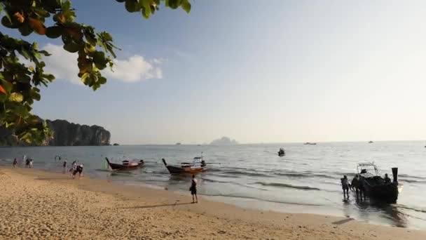 Zeitraffer Einer Menschenmenge Die Sich Morgen Mit Einem Langschwanzboot Tropischen — Stockvideo