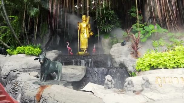 バンコクのワット サケット ゴールデンマウンテン寺院の滝とスプレー水を持つ熱帯の庭の黄金の仏像 — ストック動画