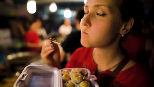 Caucasian Young Woman Eating Local Thai Street Food China Chopsticks — Vídeos de Stock