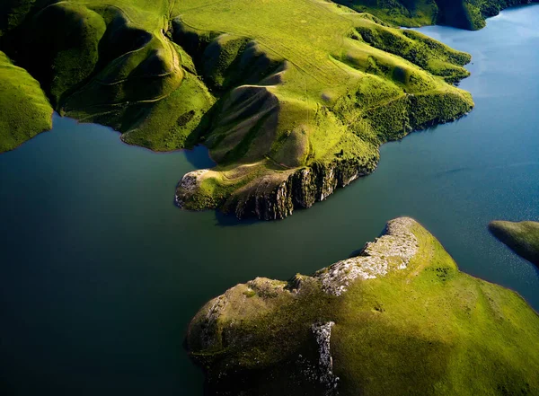 Воздушный Беспилотный Снимок Красивых Пейзажей Голубого Горного Озера Зелеными Холмами — стоковое фото