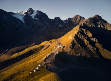Kazakistan 'ın Almaty kentindeki Skymbulak' ta buzullu ve yurt merkezli dağ vadisinin hava manzarası. Açık hava ve yürüyüş konsepti