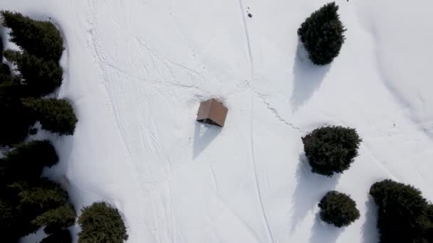 Воздушный Беспилотный Пейзаж Домика Снежной Вершине Ледником Зимней Горной Долине — стоковое видео
