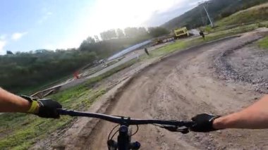 MTB bisikleti Enduro dağ parkında sürüyor. Dağlarda dağ bisikleti sürüyorum. Birinci şahıs bakış açısıyla bak. Gimbal sabitlenmiş video.
