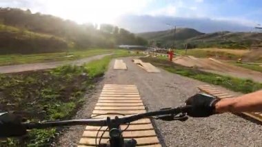 MTB bisikleti Enduro dağ parkında sürüyor. Dağlarda dağ bisikleti sürüyorum. Birinci şahıs bakış açısıyla bak. Gimbal sabitlenmiş video.