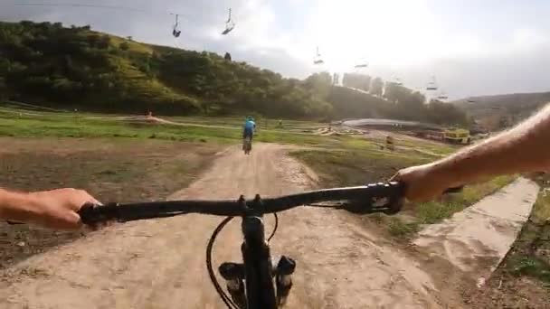 Mtb 자전거를 트레일 파크에 산악자전거를 내려오고 있습니다 사람의 Pov 비디오 — 비디오