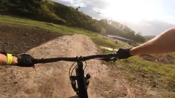 エンデューロ マウンテントラック トレイル パークでのMtbバイク 山の下の山の中で自転車 一人称視点Povからの眺め ジンバル安定化ビデオ — ストック動画