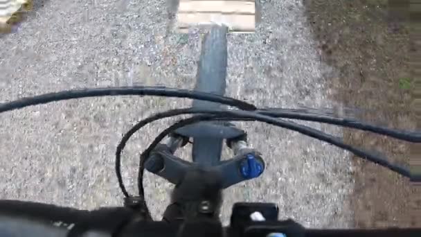 エンデューロ マウンテントラック トレイル パークでのMtbバイク 山の下の山の中で自転車 一人称視点Povからの眺め ジンバル安定化ビデオ — ストック動画