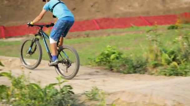身穿蓝色衬衫 头戴安全帽的Mtb自行车手骑着马在内杜罗山径公园 山地自行车在山中下山 — 图库视频影像