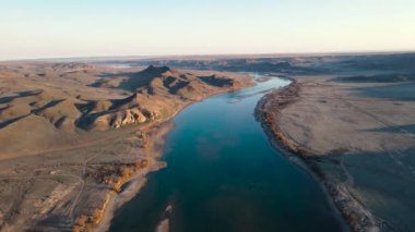 İHA, güney Kazakistan 'da gün batımında Ili nehri ve bahar bozkırlarını görüntüledi. Güzel doğa manzarası