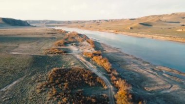 İHA, güney Kazakistan 'da gün batımında Ili nehri ve bahar bozkırlarını görüntüledi. Güzel doğa manzarası