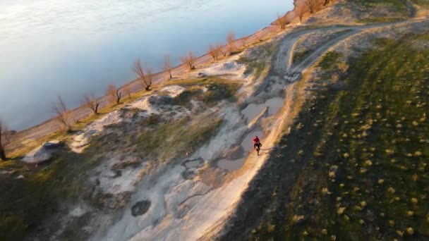 Drone Disparó Vista Aérea Atletas Corriendo Río Ili Estepa Primavera — Vídeos de Stock