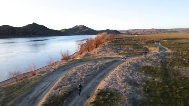 Drone Sköt Flygfoto Löpare Floden Ili Våren Stäpp Vid Solnedgången — Stockvideo