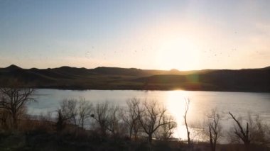 İHA, güney Kazakistan 'da gün batımında Ili nehri ve bahar bozkırlarını görüntüledi. Güzel doğa manzarası