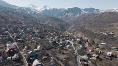 İlkbahar zamanı Kazakistan 'daki dağların ve evlerin insansız hava aracı görüntüsü.