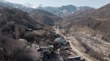 İlkbahar zamanı Kazakistan 'daki dağların ve evlerin insansız hava aracı görüntüsü.