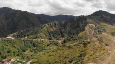 Almaty Kazakistan 'daki yeşil orman dağ beldesinin hava manzarası.